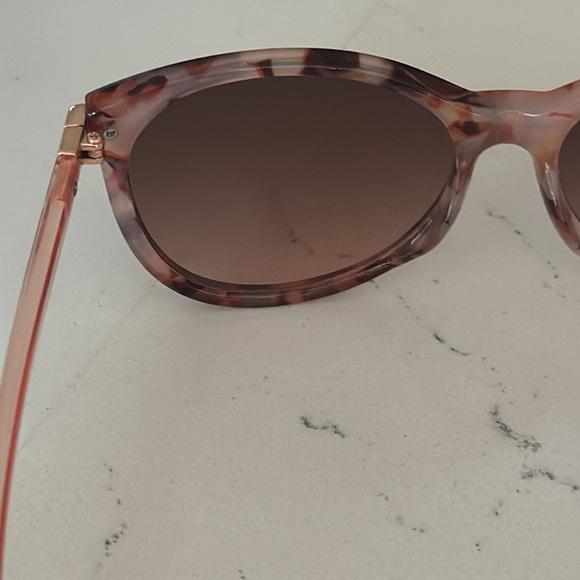 Chic Tortoiseshell Sunglasses - Picture 8 of 15